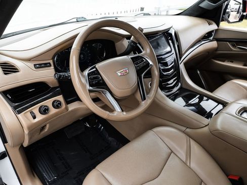 Used 2019 Cadillac Escalade Platinum AWD/4WD image 2