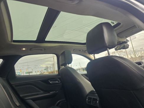 Used 2019 Jaguar F-PACE Premium image 46