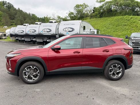 Used 2025 Chevrolet Trax LT FWD image 8