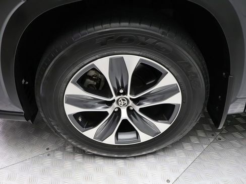 Certified 2024 Toyota Highlander XLE image 4