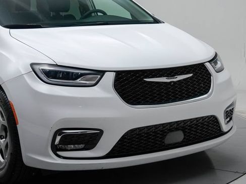 Used 2024 Chrysler Pacifica Limited FWD image 11