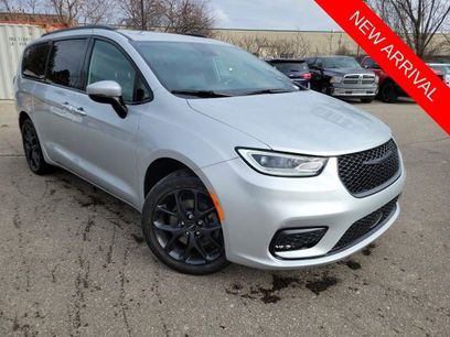 Used 2023 Chrysler Pacifica Touring-L w/ S Appearance Package