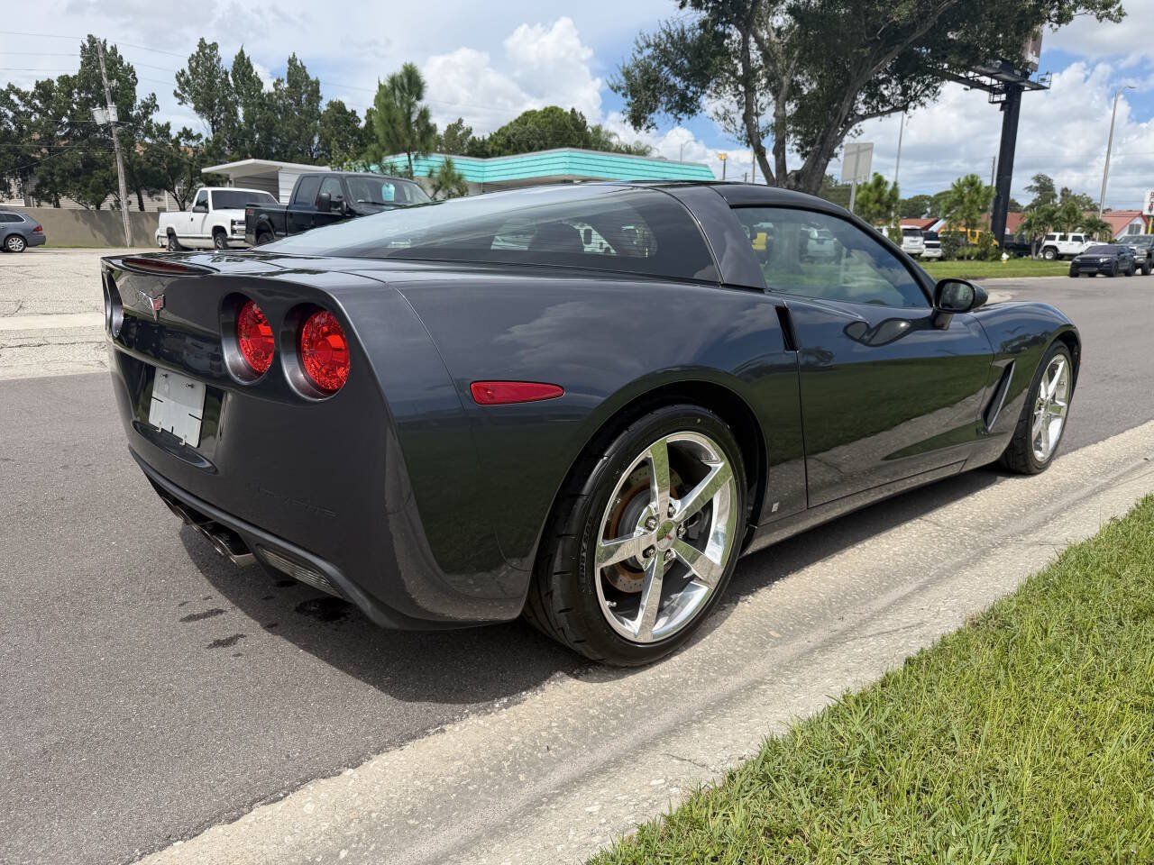Used 2009 Chevrolet Corvette Coupe w/ Z51 Performance Package RWD image 3