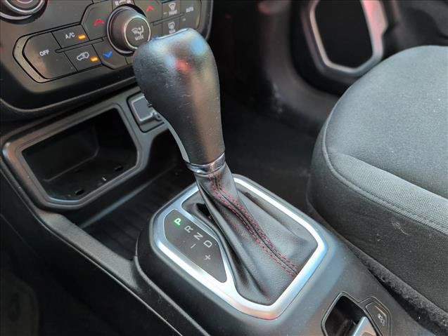 Used 2020 Jeep Renegade Latitude FWD image 17
