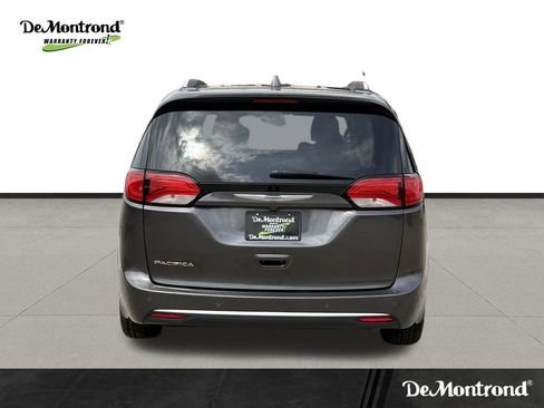 Used 2018 Chrysler Pacifica Touring-L Plus image 6