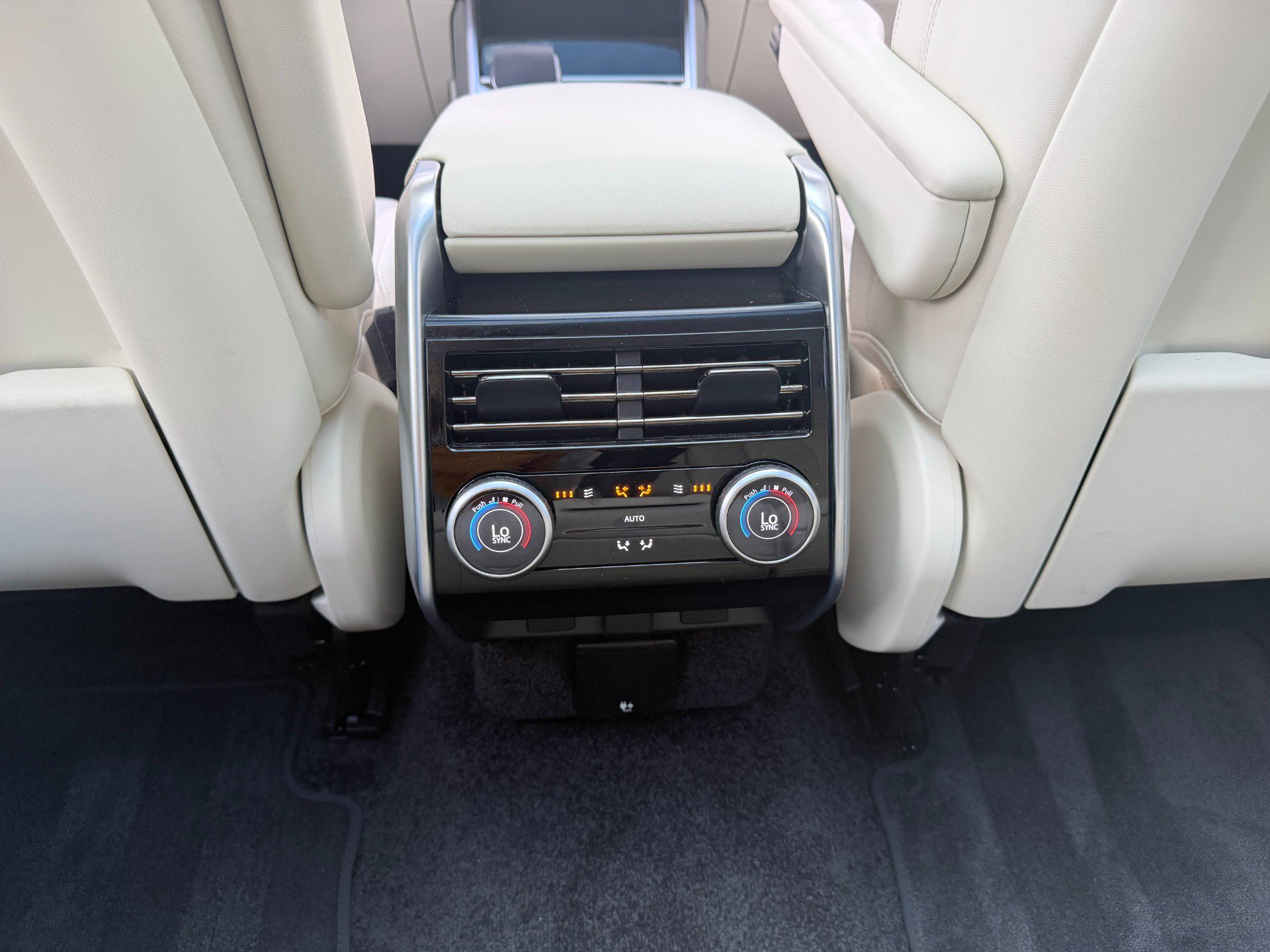 Used 2025 Land Rover Range Rover SE AWD/4WD image 36