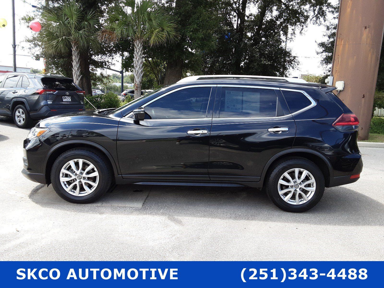 Used 2018 Nissan Rogue SV FWD image 2