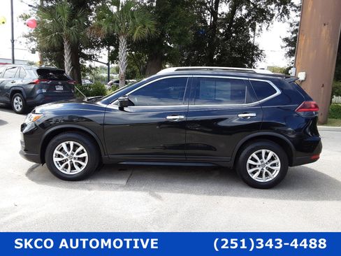 Used 2018 Nissan Rogue SV image 2