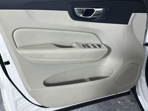 Used 2018 Volvo XC60 T5 Momentum w/ Convenience Package image 13