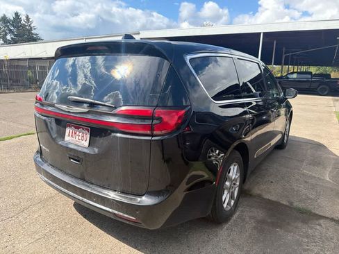 Used 2024 Chrysler Pacifica Touring-L FWD image 4