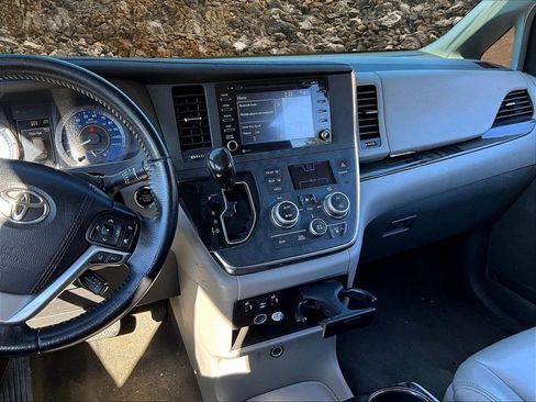 Used 2018 Toyota Sienna XLE w/ XLE Navigation Package image 6