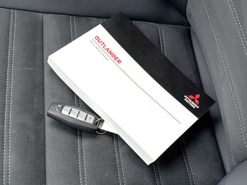 Used 2024 Mitsubishi Outlander AWD image 35