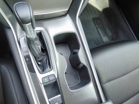 Used 2018 Honda Accord Sport image 18