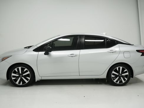 Used 2022 Nissan Versa SR image 7