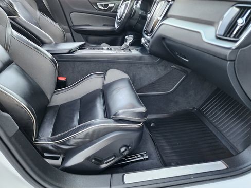 Used 2019 Volvo S60 T6 R-Design image 12