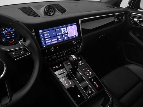 Used 2025 Porsche Macan image 34