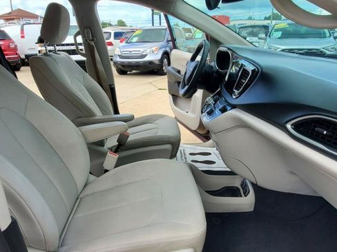 Used 2017 Chrysler Pacifica Touring FWD image 17