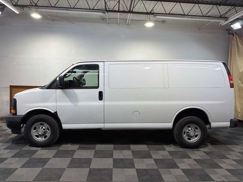 Used 2017 Chevrolet Express 2500 image 2