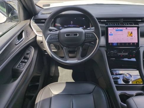 Used 2025 Jeep Grand Cherokee Limited AWD/4WD image 16