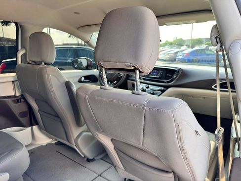 Used 2017 Chrysler Pacifica LX FWD image 18