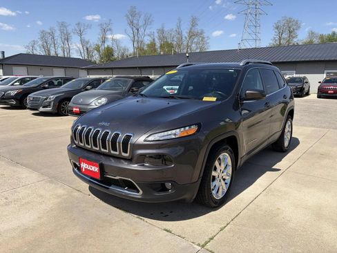 Used 2017 Jeep Cherokee Limited FWD image 3