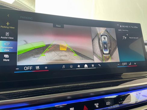 Used 2025 BMW 740i xDrive image 21