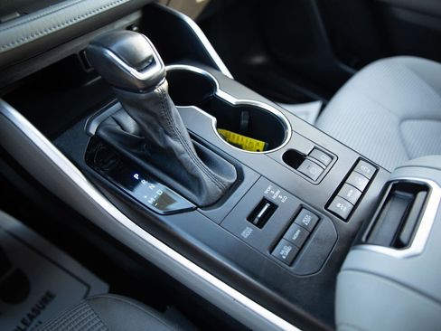 Used 2020 Toyota Highlander LE image 17