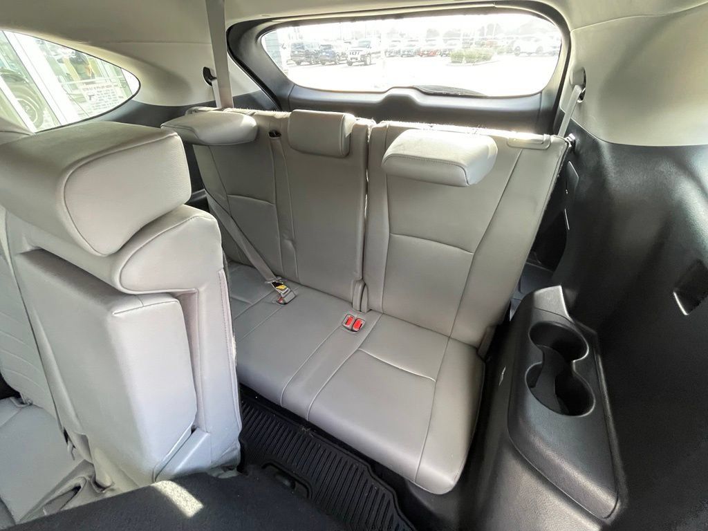 Used 2021 Toyota Highlander XLE AWD/4WD image 19
