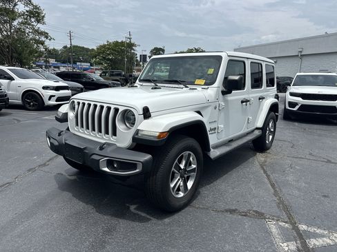 Used 2018 Jeep Wrangler Unlimited Sahara AWD/4WD image 5