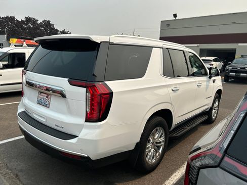 Used 2023 GMC Yukon SLT w/ SLT Premium Package AWD/4WD image 3