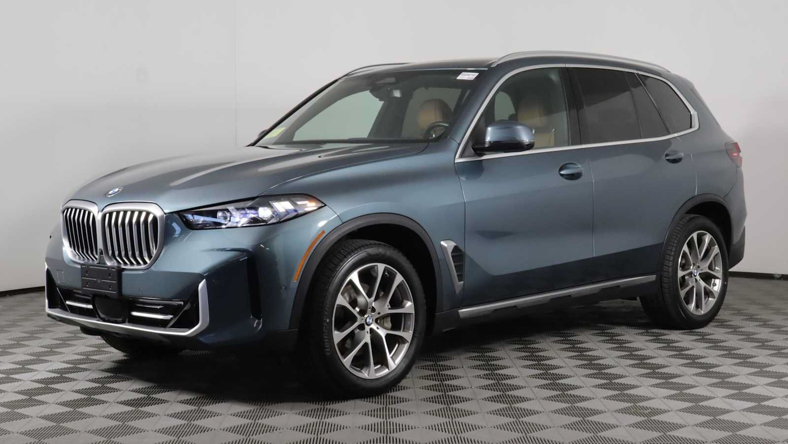 Used 2024 BMW X5 xDrive40i w/ Premium Package AWD/4WD image 3