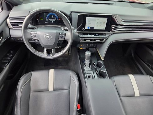 Used 2025 Toyota Camry SE image 8