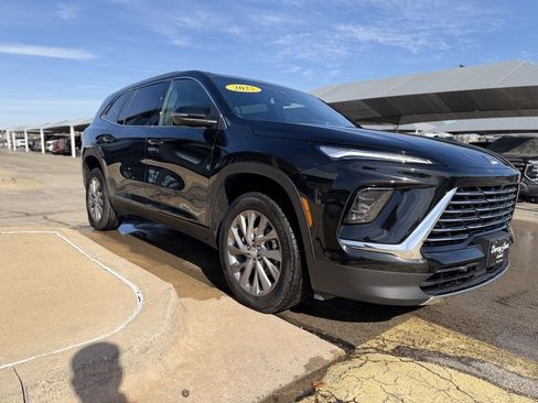 Used 2025 Buick Enclave Preferred image 3