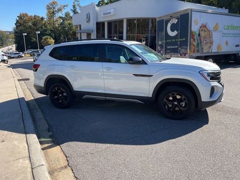 New 2026 Volkswagen Atlas Peak Edition image 2