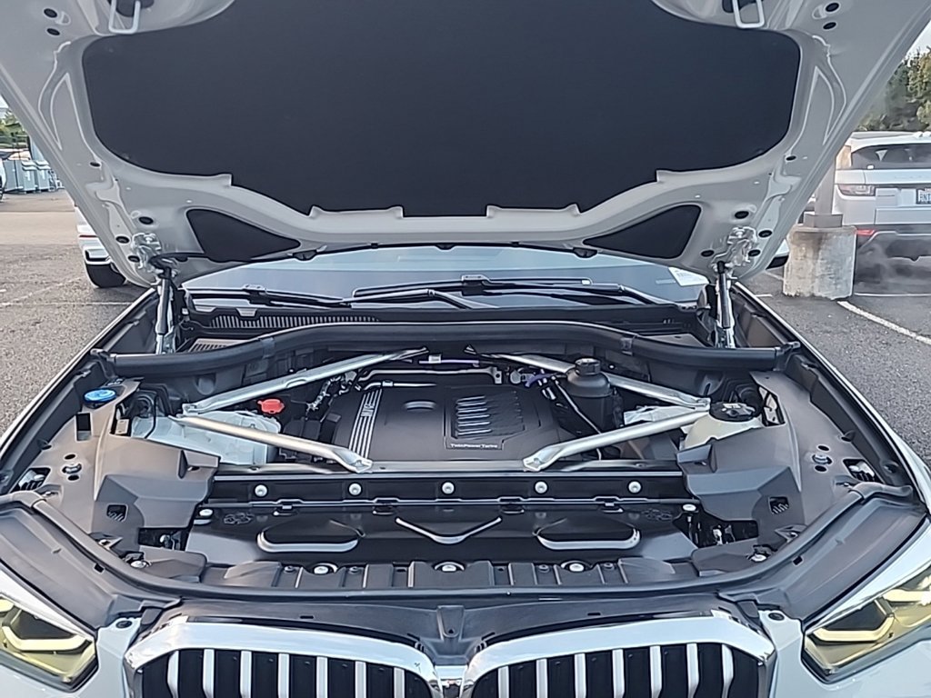 Used 2022 BMW X5 xDrive40i w/ Parking Assistance Package AWD/4WD image 30