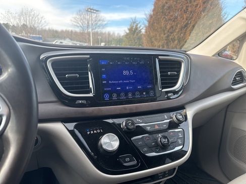 Used 2017 Chrysler Pacifica Touring-L w/ Tire & Wheel Group image 11