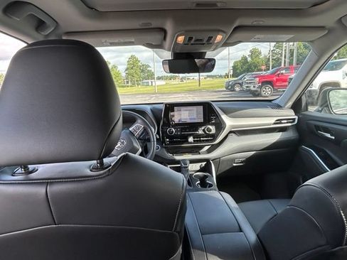Used 2024 Toyota Highlander XLE FWD image 10