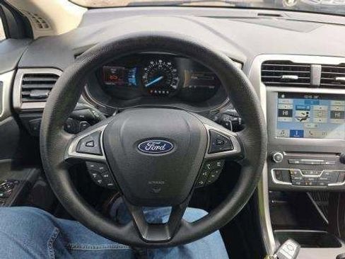 Used 2018 Ford Fusion SE w/ Fusion SE Technology Package image 8