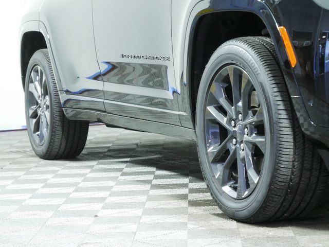 Used 2026 Jeep Grand Cherokee Limited AWD/4WD image 8