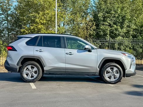 Used 2025 Toyota RAV4 XLE AWD/4WD image 2
