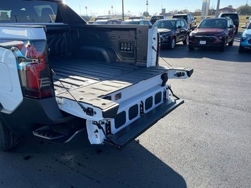 New 2025 Chevrolet Silverado EV LT image 30