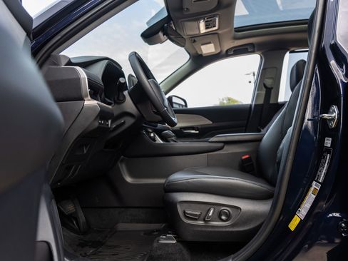 Used 2025 Toyota Grand Highlander AWD image 19