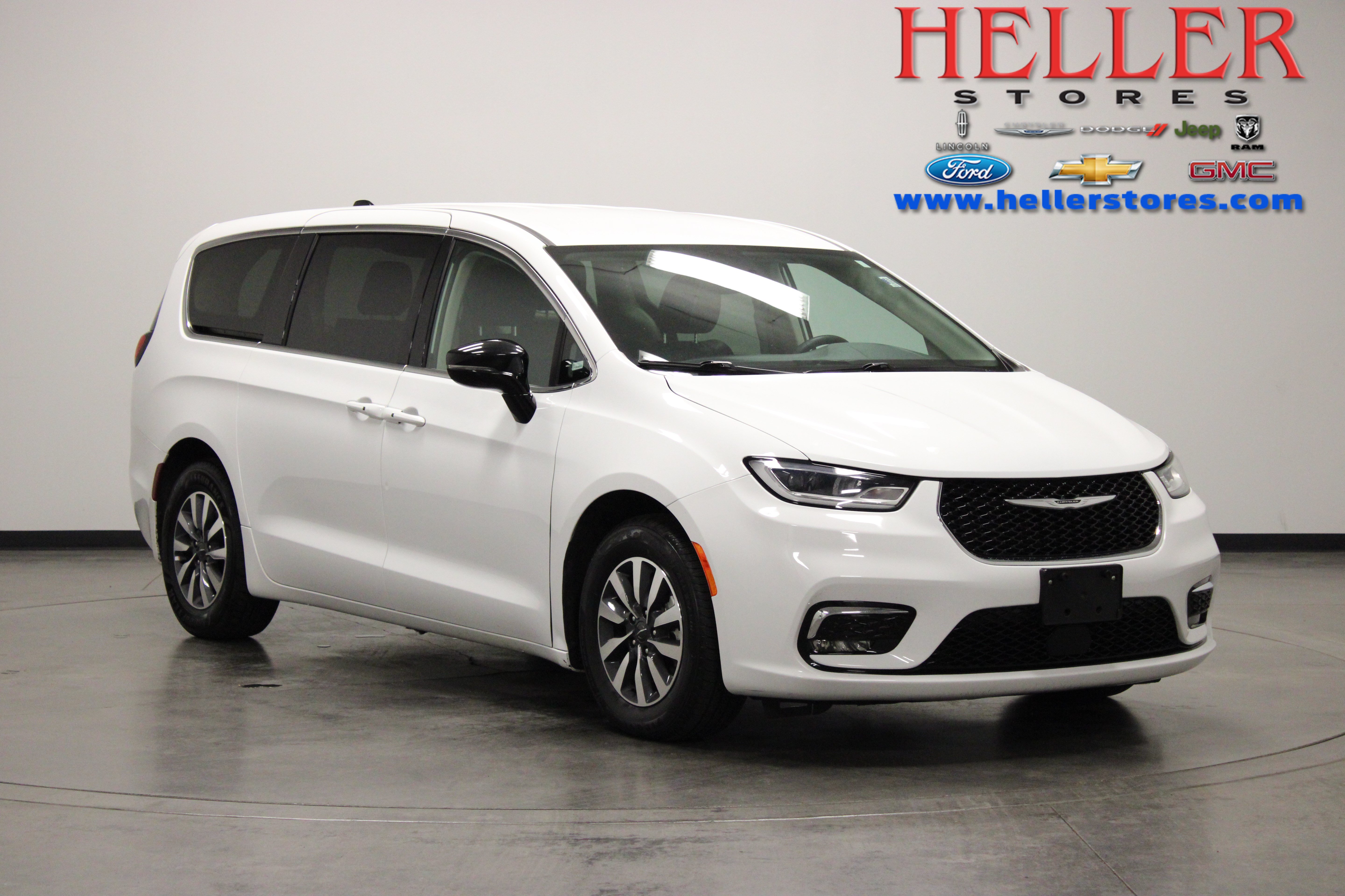 Used 2024 Chrysler Pacifica Limited FWD image 1