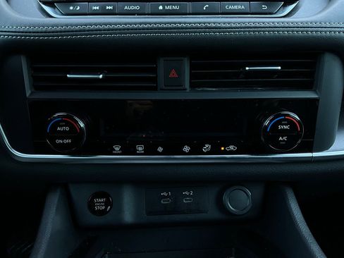 Used 2025 Nissan Rogue SV image 28