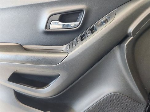 Used 2022 Chevrolet Trax LT w/ LT Convenience Package image 7