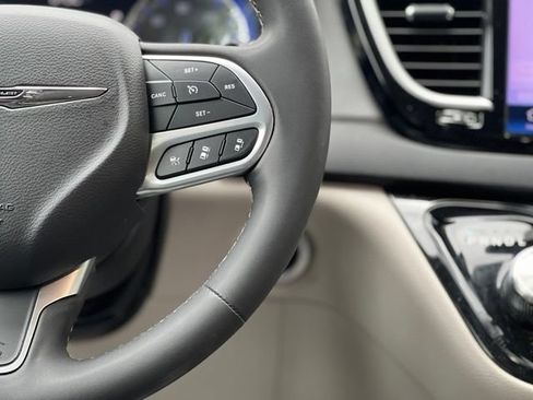 Used 2023 Chrysler Pacifica Touring-L FWD image 33