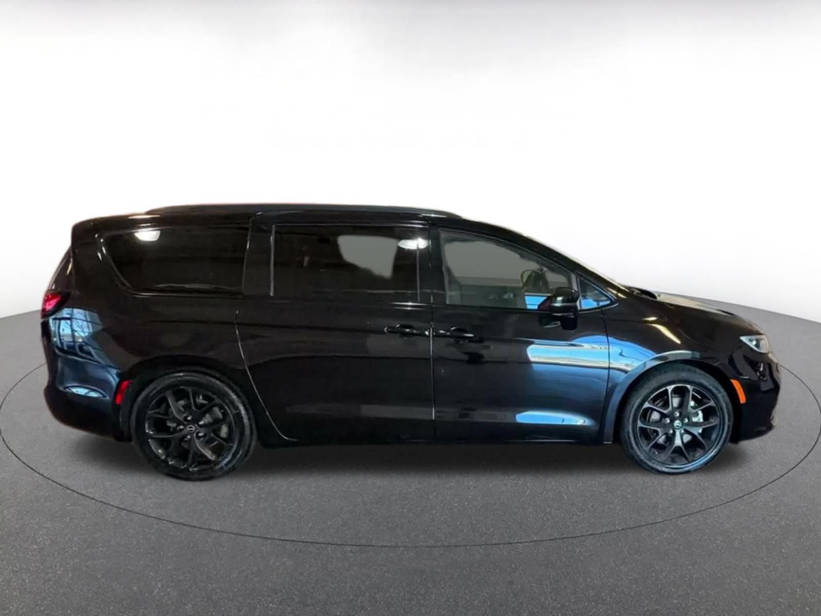 Used 2025 Chrysler Pacifica Limited FWD image 15