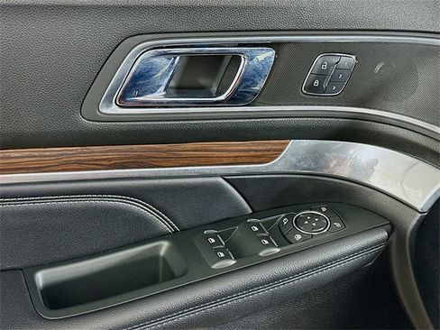 Used 2018 Ford Explorer Limited image 10
