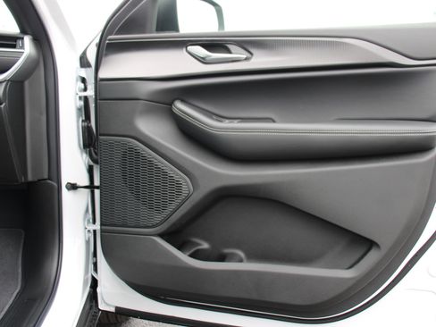 New 2025 Jeep Grand Cherokee L Laredo image 29