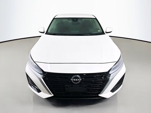 Used 2023 Nissan Altima 2.5 SV image 2